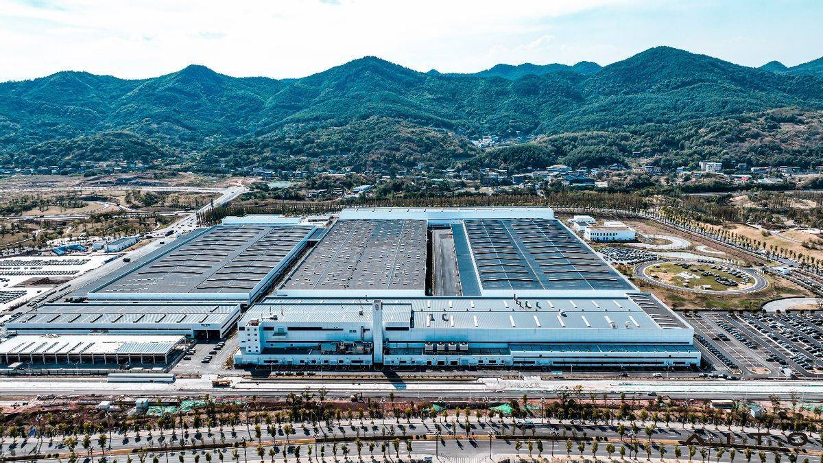 AITO問(wèn)界M7全國(guó)交付季啟動(dòng)，首批用戶喜迎智慧出行新伙伴